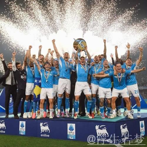 那不勒斯夺冠庆典✨全队欢呼将功勋教练孔蒂高高抛起 那不勒斯夺冠庆典✨全队欢呼将功勋教练孔蒂高高抛起